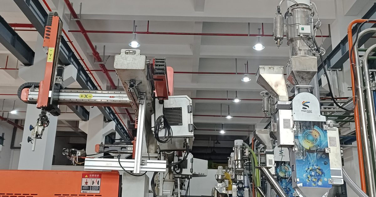 Moulding floor in Linhai, Taizhou, with a MegaColor 4th Generation dual-material dosing machine mounted above the machine hopper